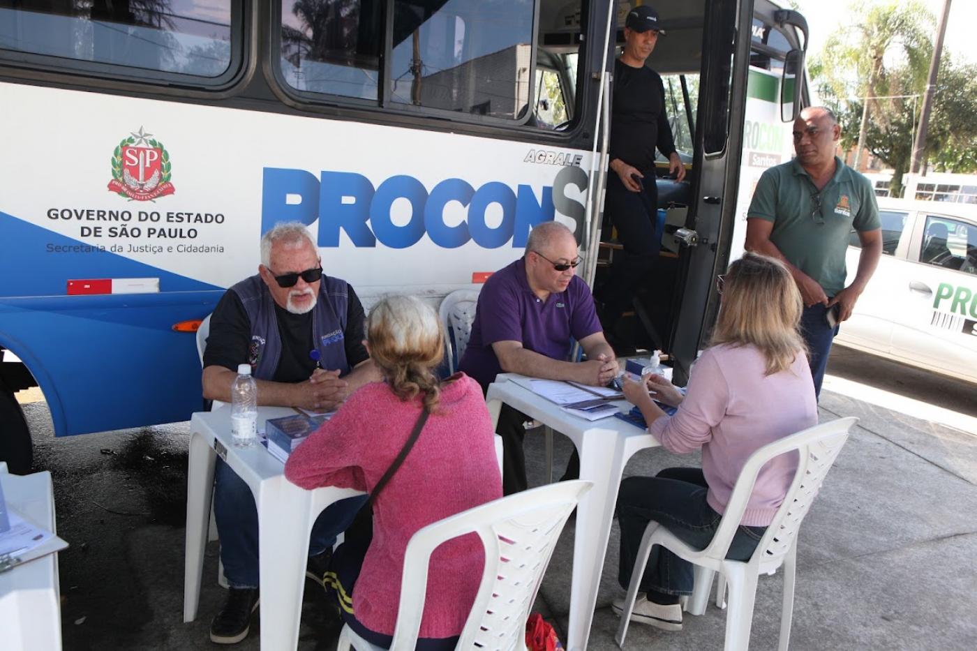 pessoas no atendimento na van móvel do procon #paratodosverem 