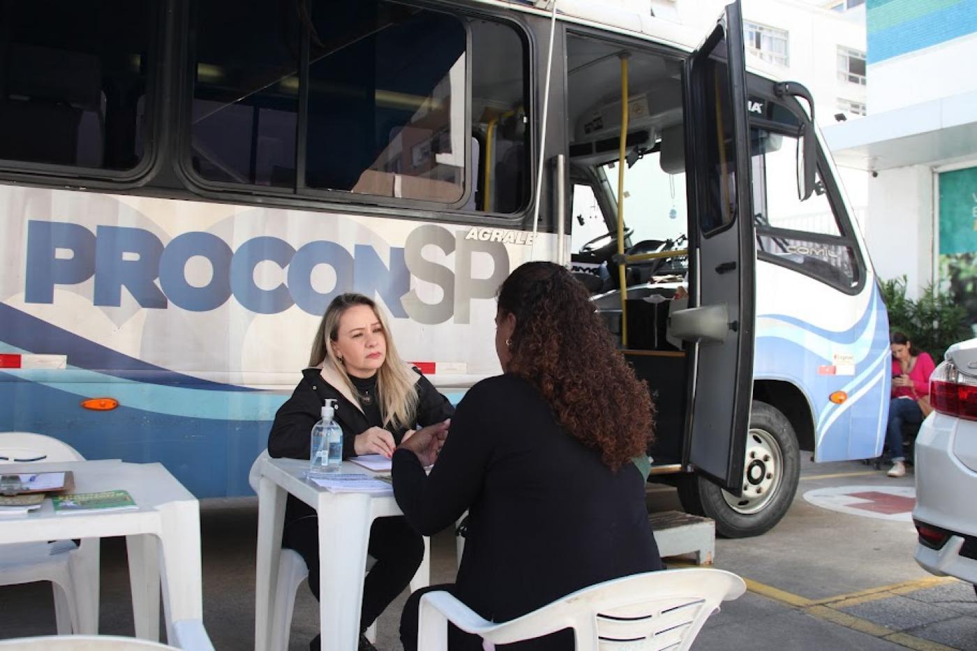 mulher sendo atendida na van do procon móvel #paratodosverem