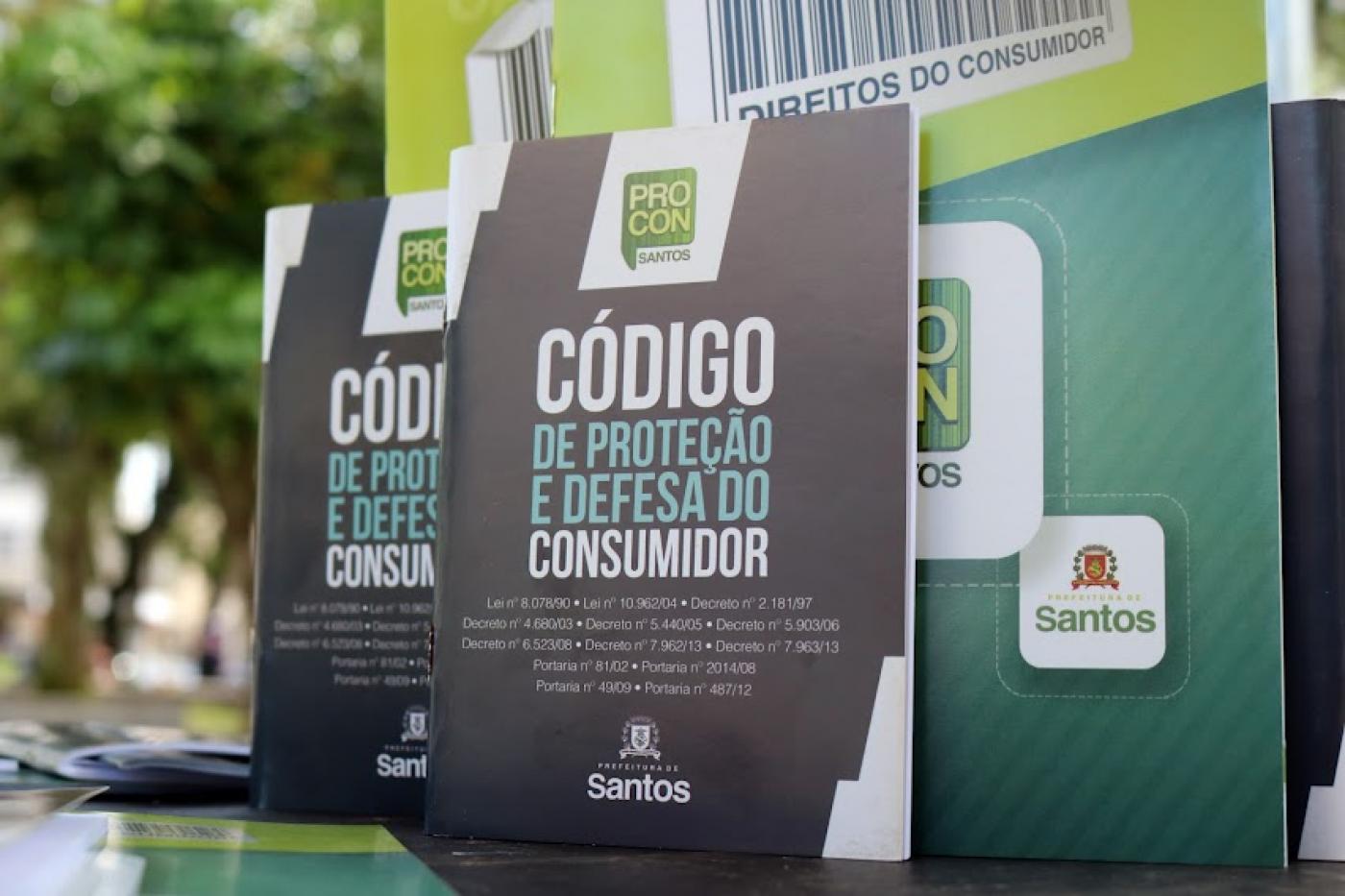 exemplares do código do consumidor sobre uma mesa. #paratodosverem