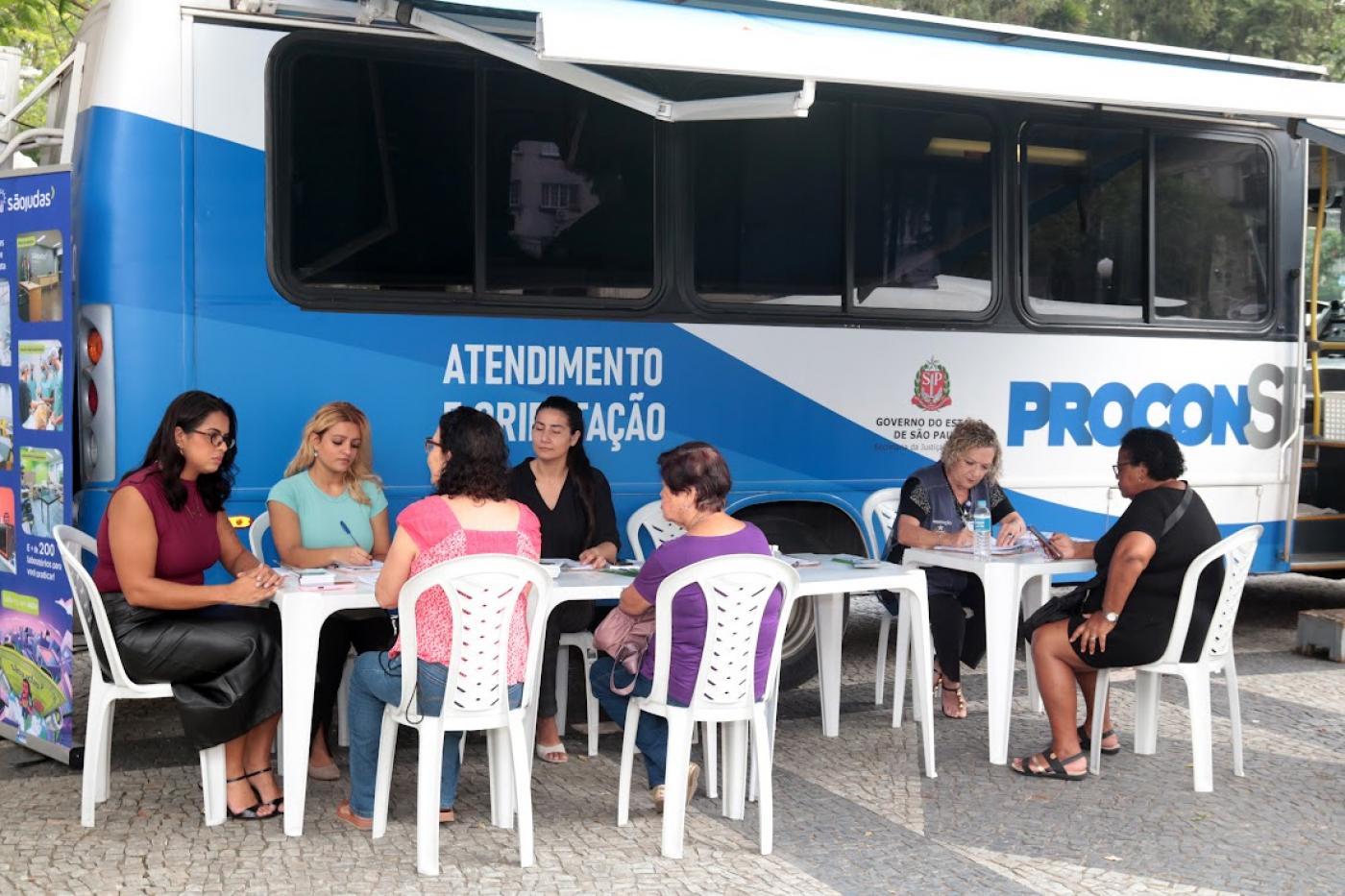 pessoas sendo atendidas no procon móvel #paratodosverem 