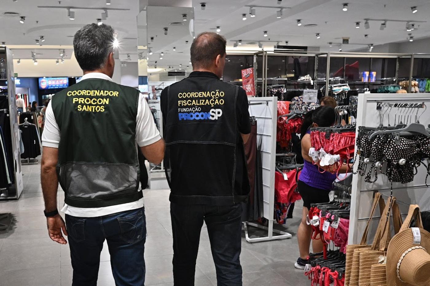 agentes do procon andando em loja #paratodosverem