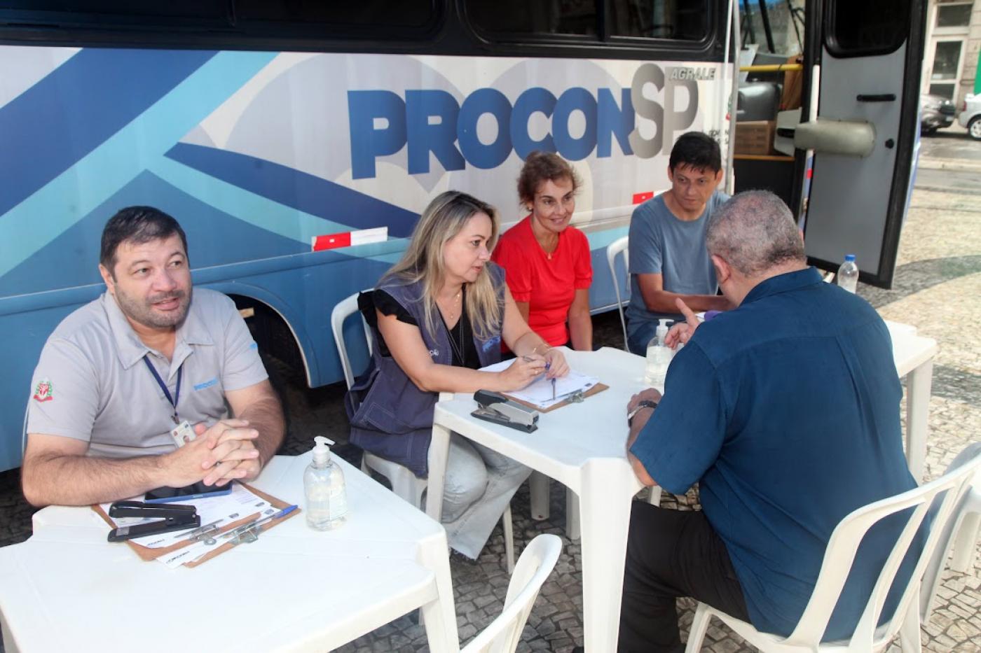 pessoas são atendidas na van do procon #paratodosverem 