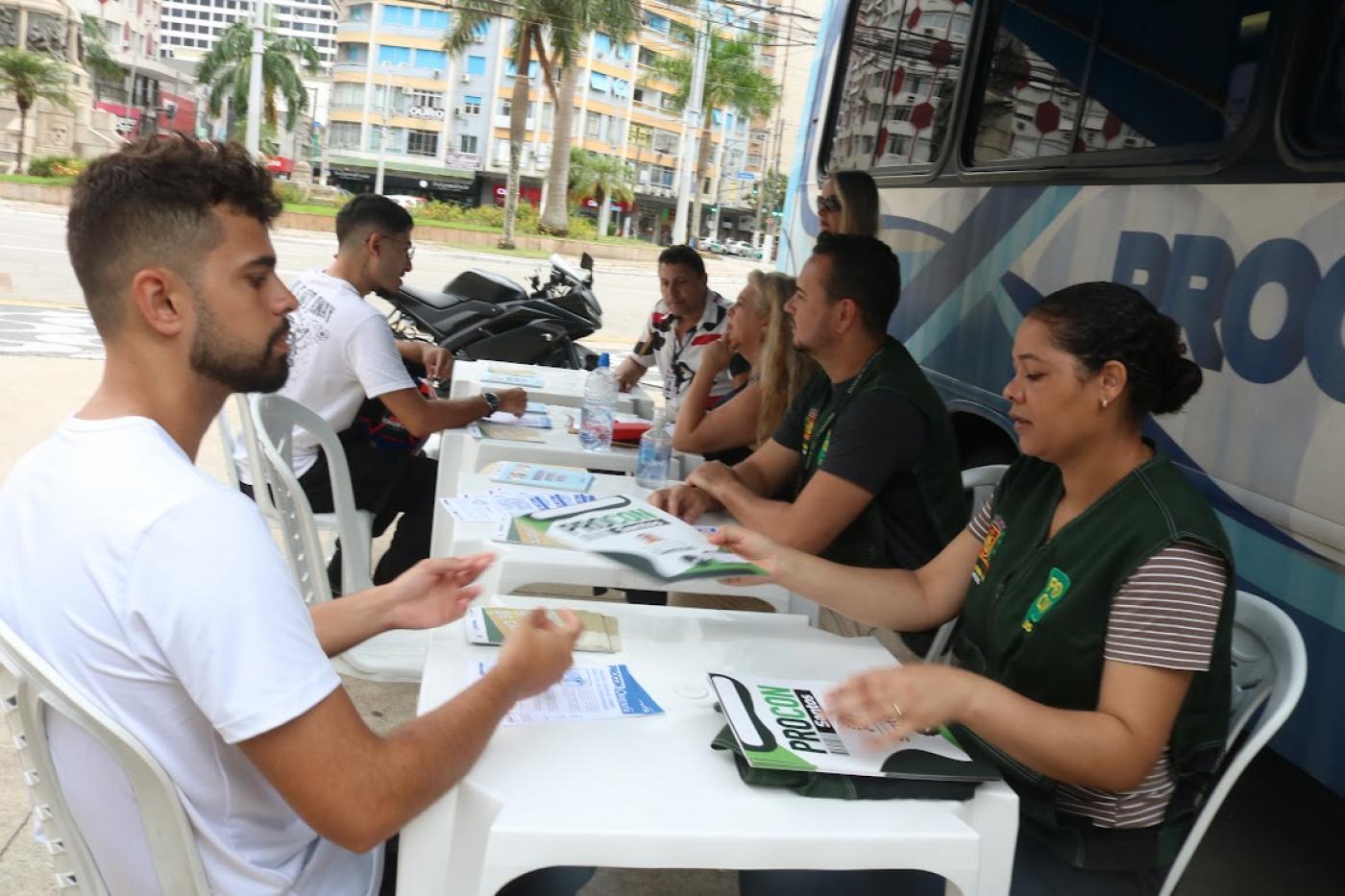 pessoas sendo atendidas no procon móvel #paratodosverem 