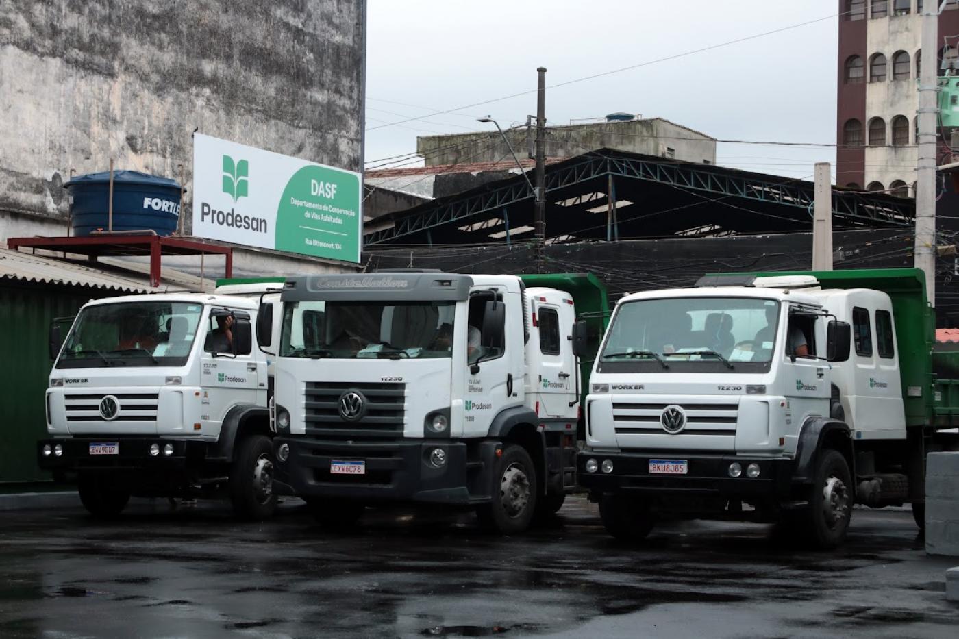 três caminhões parados na nova sede #paratodosverem