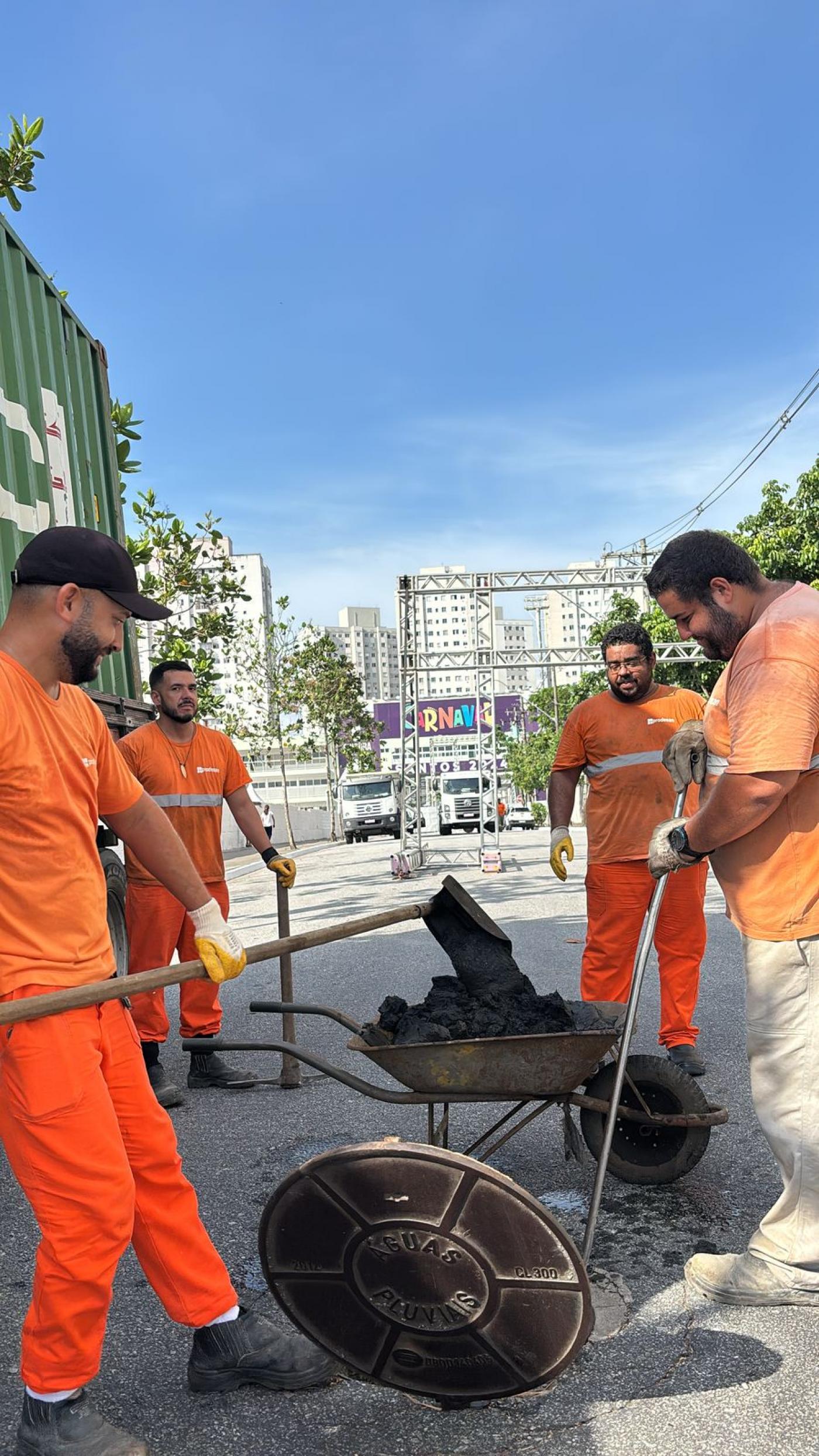 operários limpando bueiro #paratodosverem 
