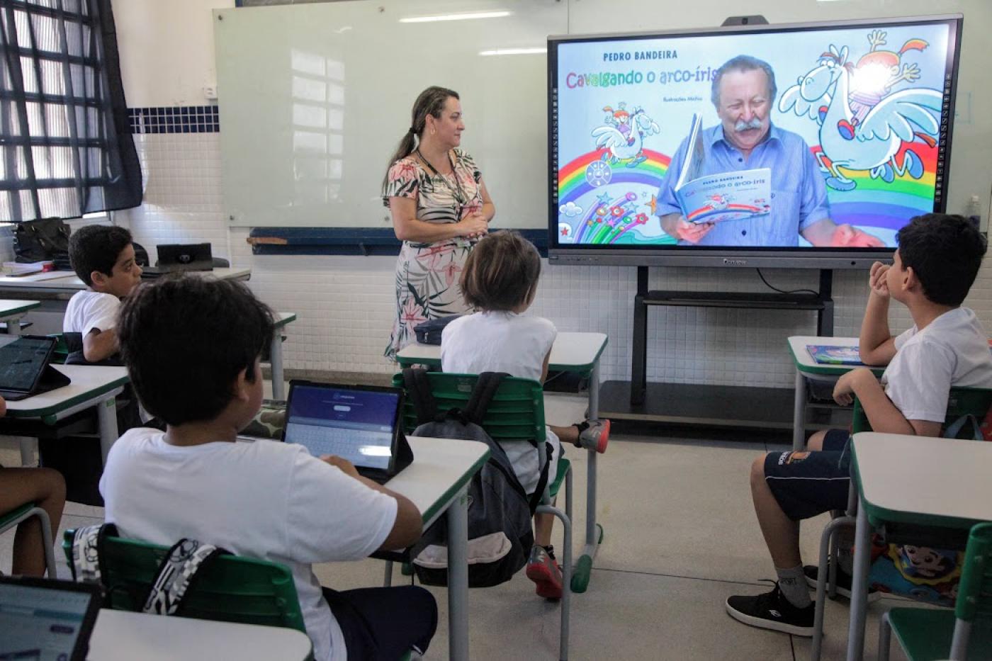 professora na sala de aula #paratodosverem