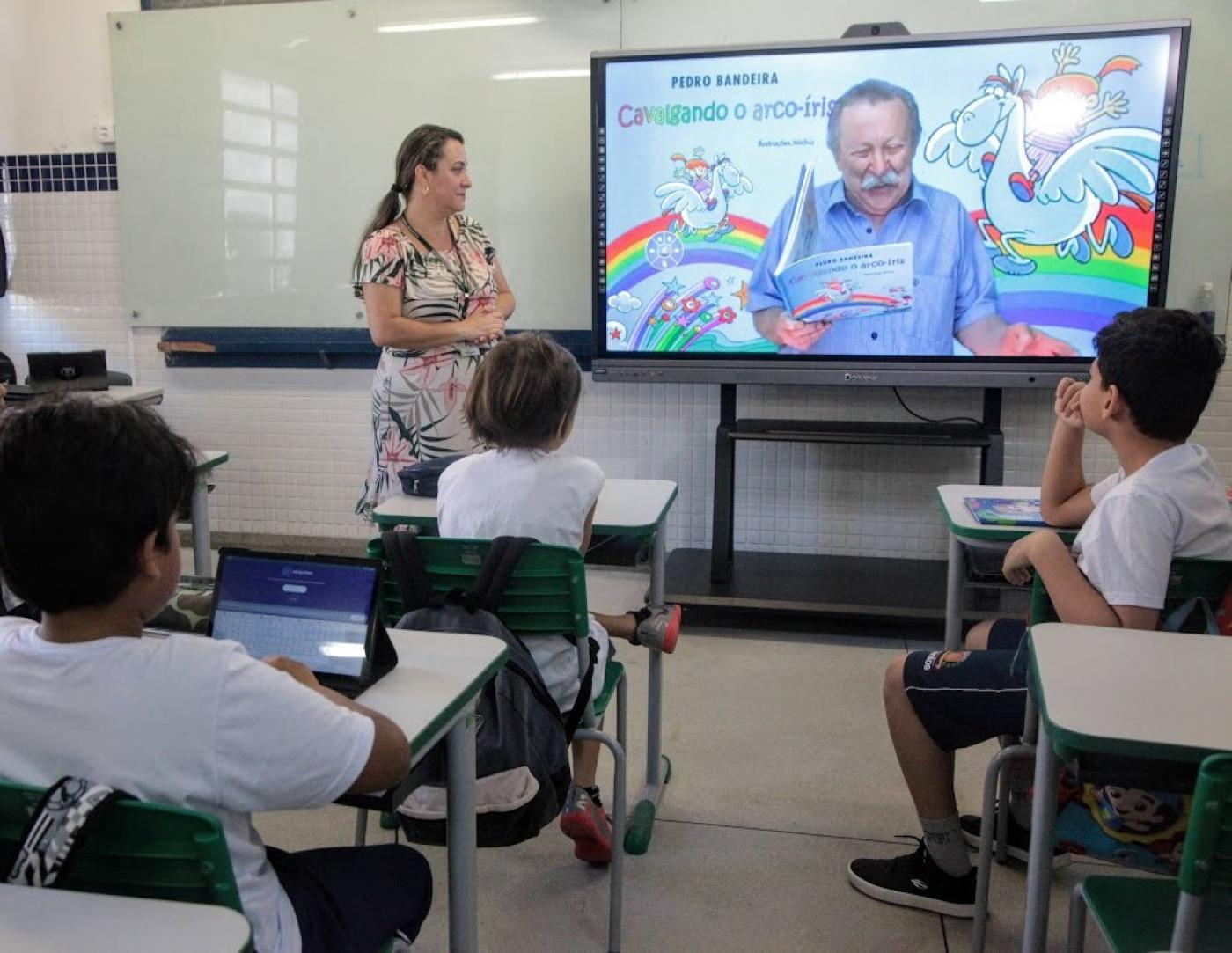 Professora dando aula   #paratodosverem 