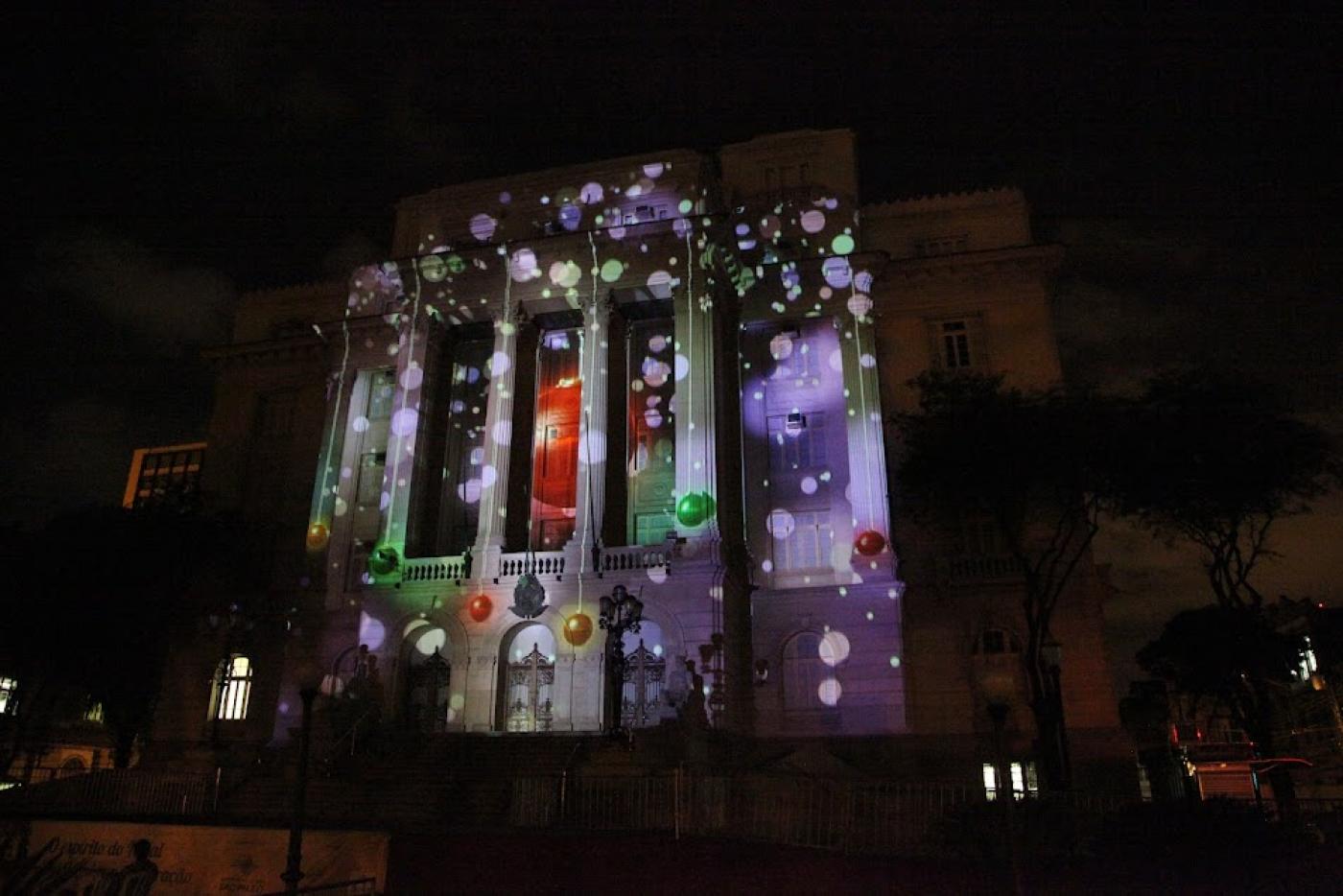 fachada do palácio josé bonifacio com projeção natalina à noite. #paratodosverem