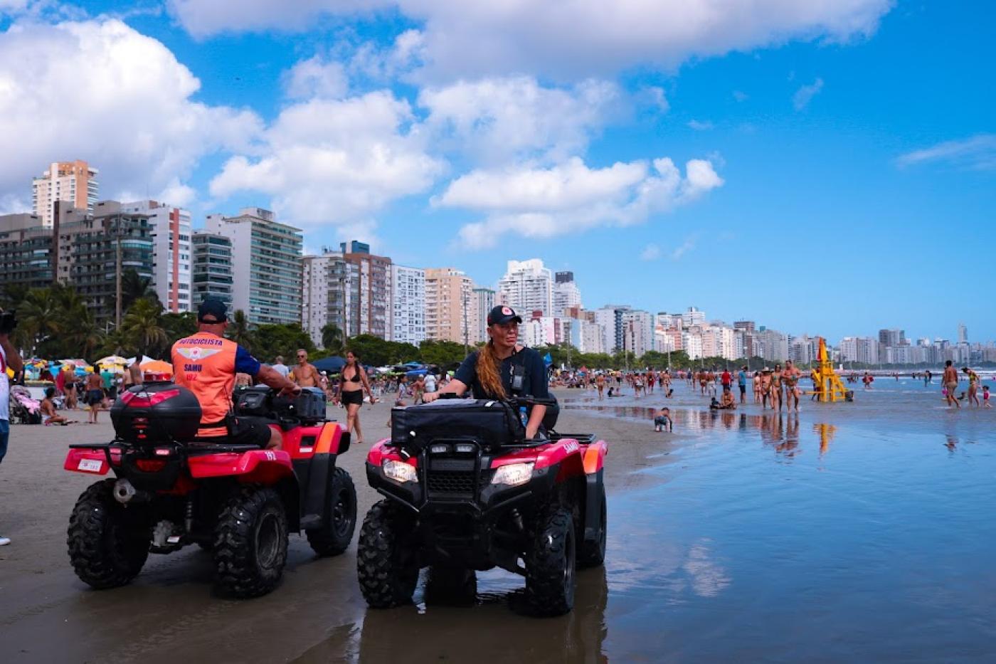 dois quadriciclos do samu conduzidos por profissionais uniformizados, na beira d'água. #paratodosverem 