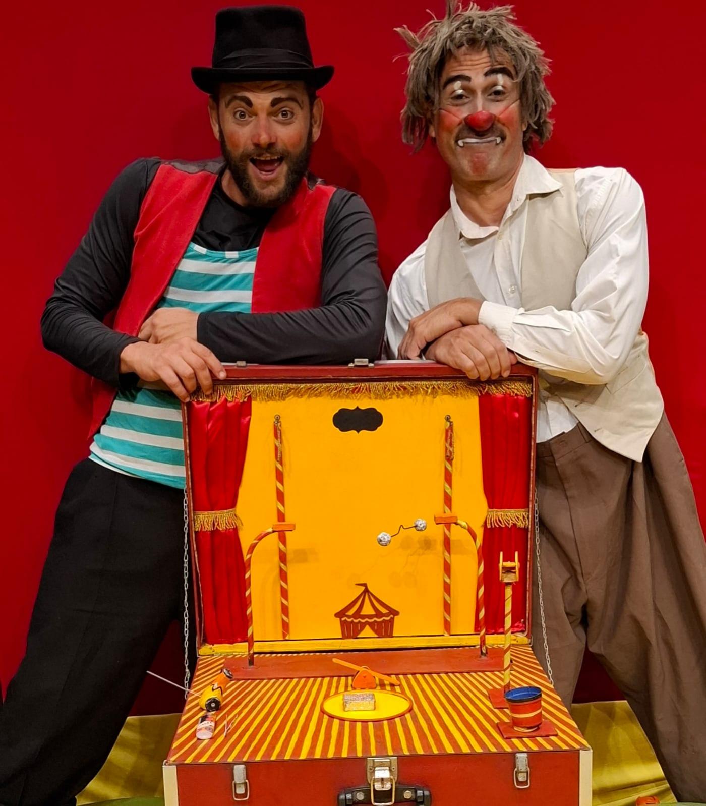dois palhaços de circo. #paratodosverem