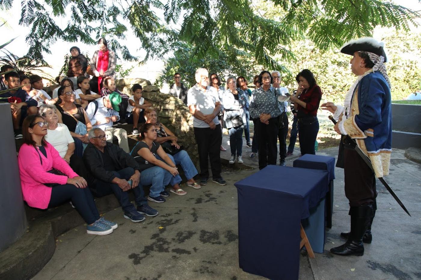 pirata fala a visitante do outeiro #paratodosverem