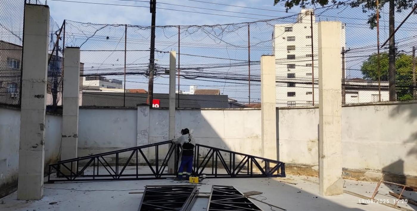 homem trabalhando em quadra #paratodosverem