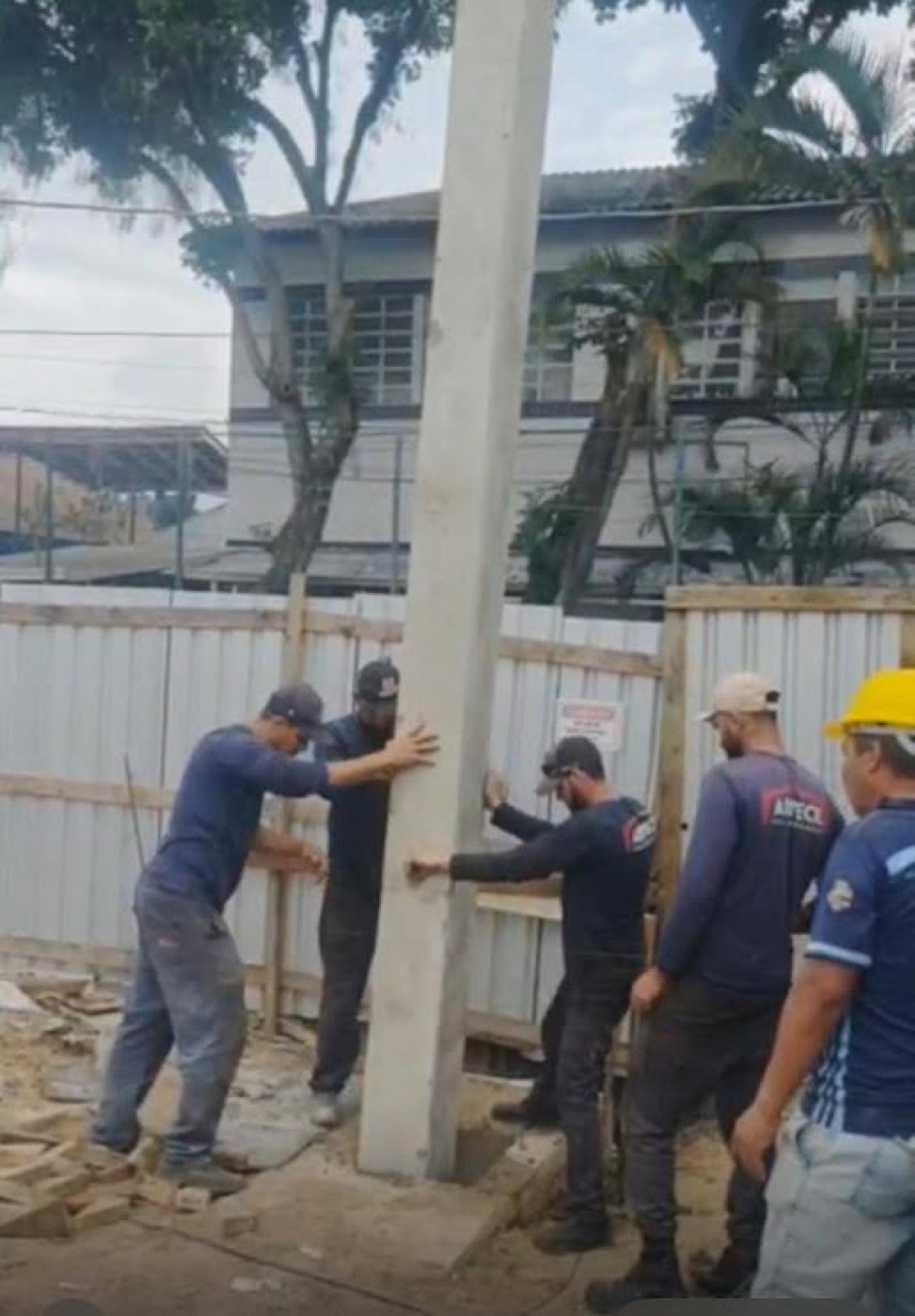 operários instalam estaca #paratodosverem 