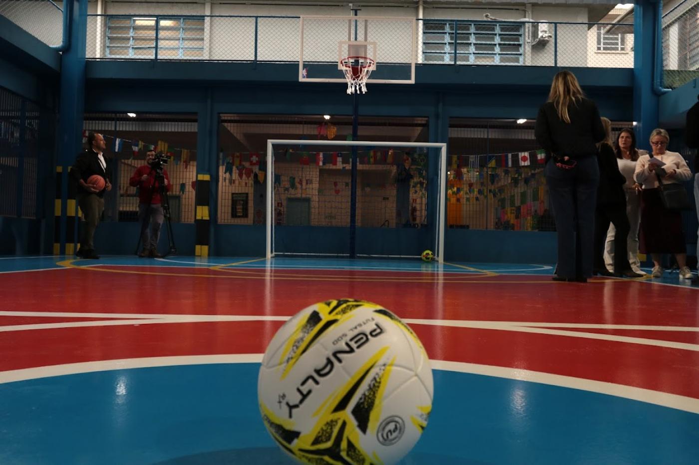 bola em quadra nova #paratodosverem