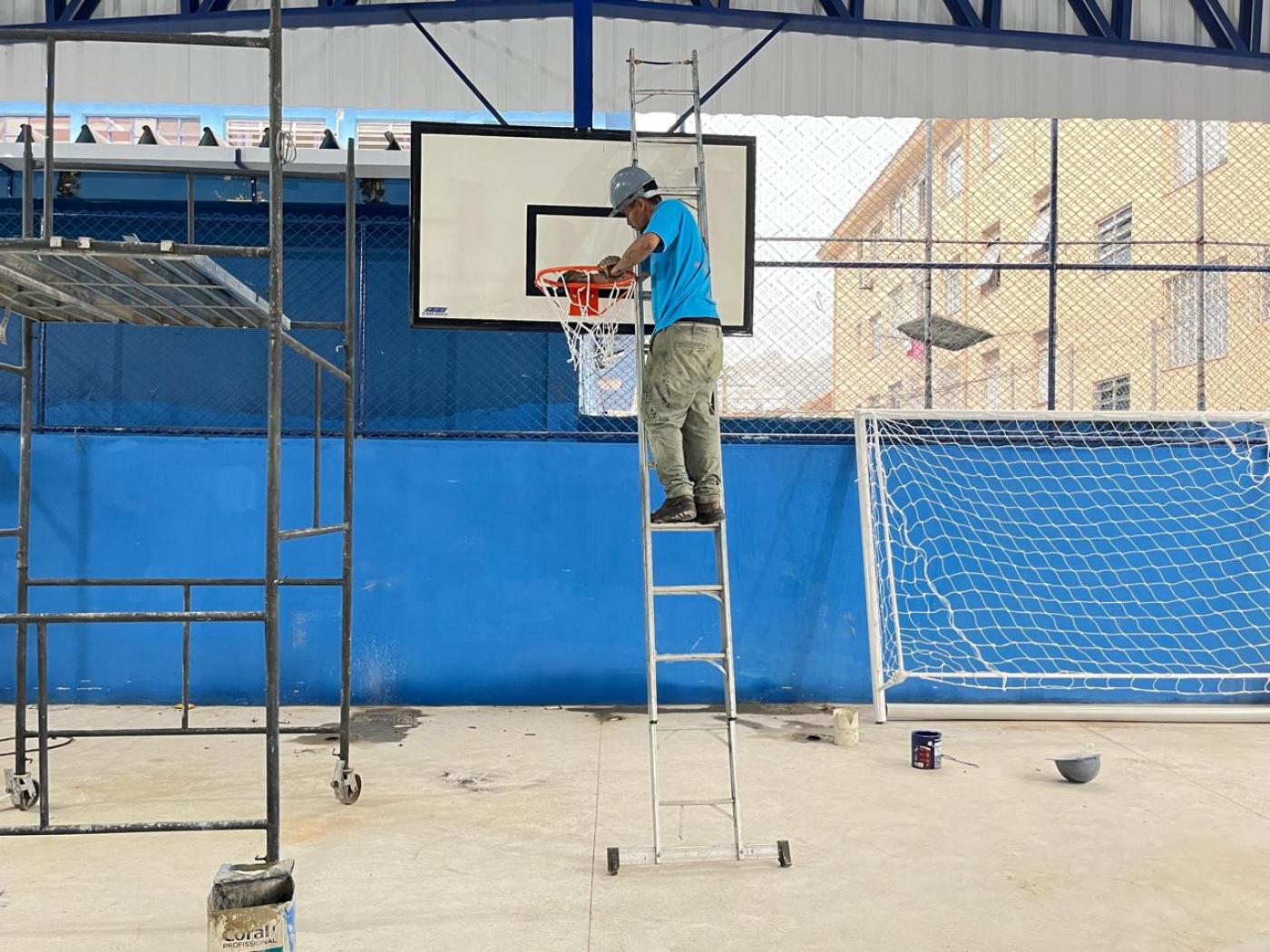 operário mexe em tabela de basquete #paratodosverem 