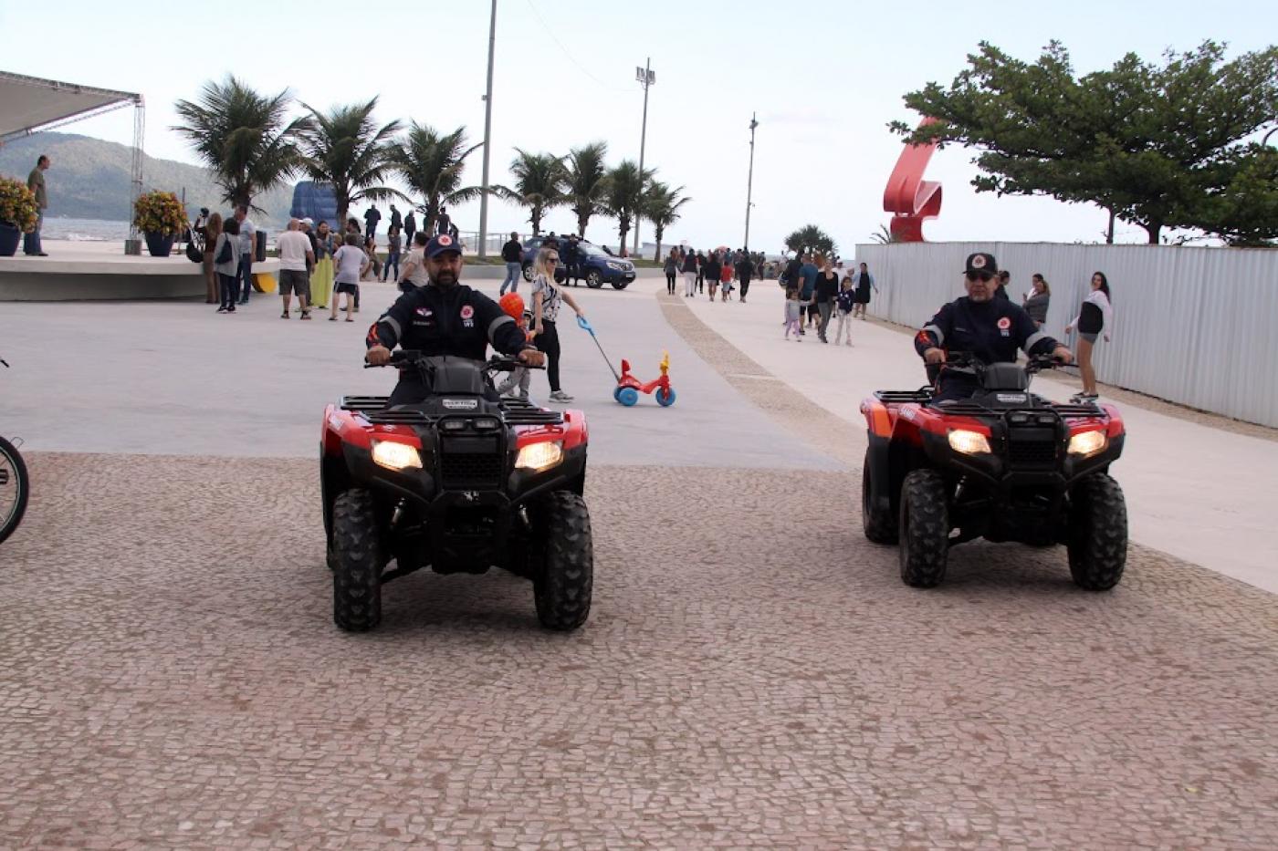 dois quadricíclos em pista, sendo dirigidos por dois homens. #paratodosverem