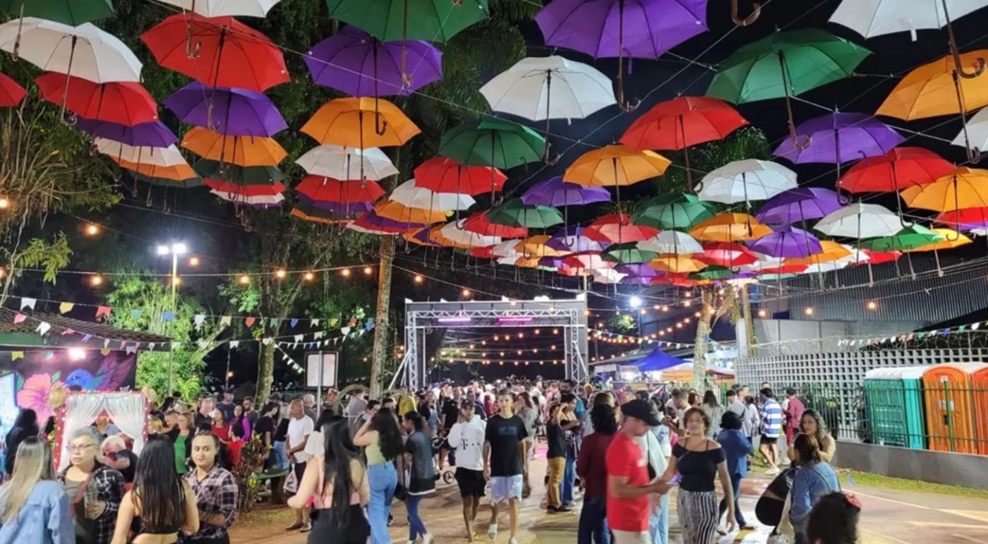 pessoas na quermesse #paratodosverem 
