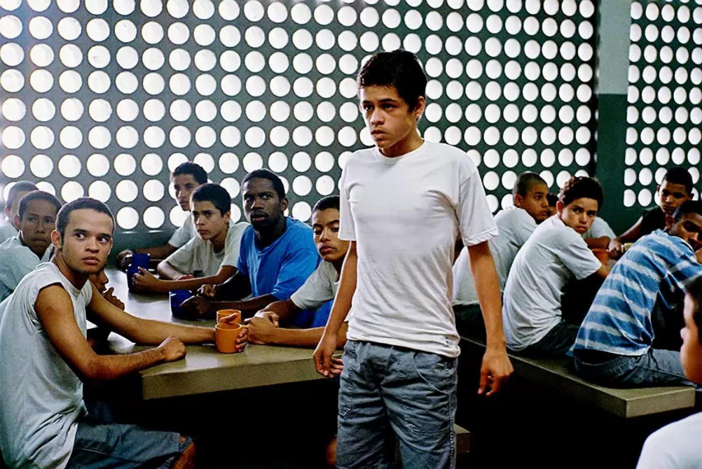 cena do filme querô com um jovem dentro de  uma instituição para infratores. #paratodosverem
