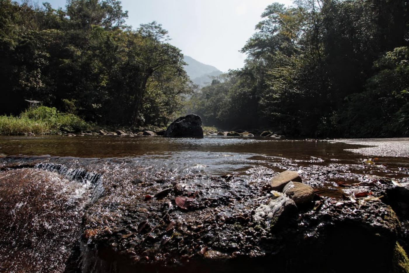 ÁGUA EM CACHOEIRA COM GRANDE ROCHA EM PRIMEIRO PLANO. #PARATODOSVEREM