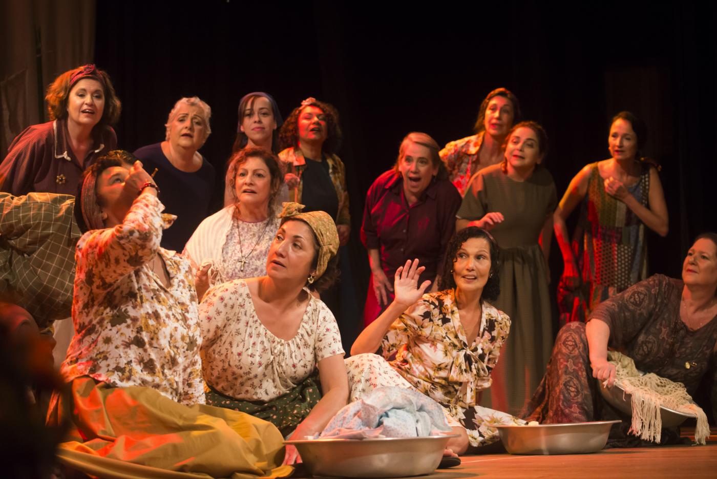 mulheres cantam reunidas em palco. #paratodosverem