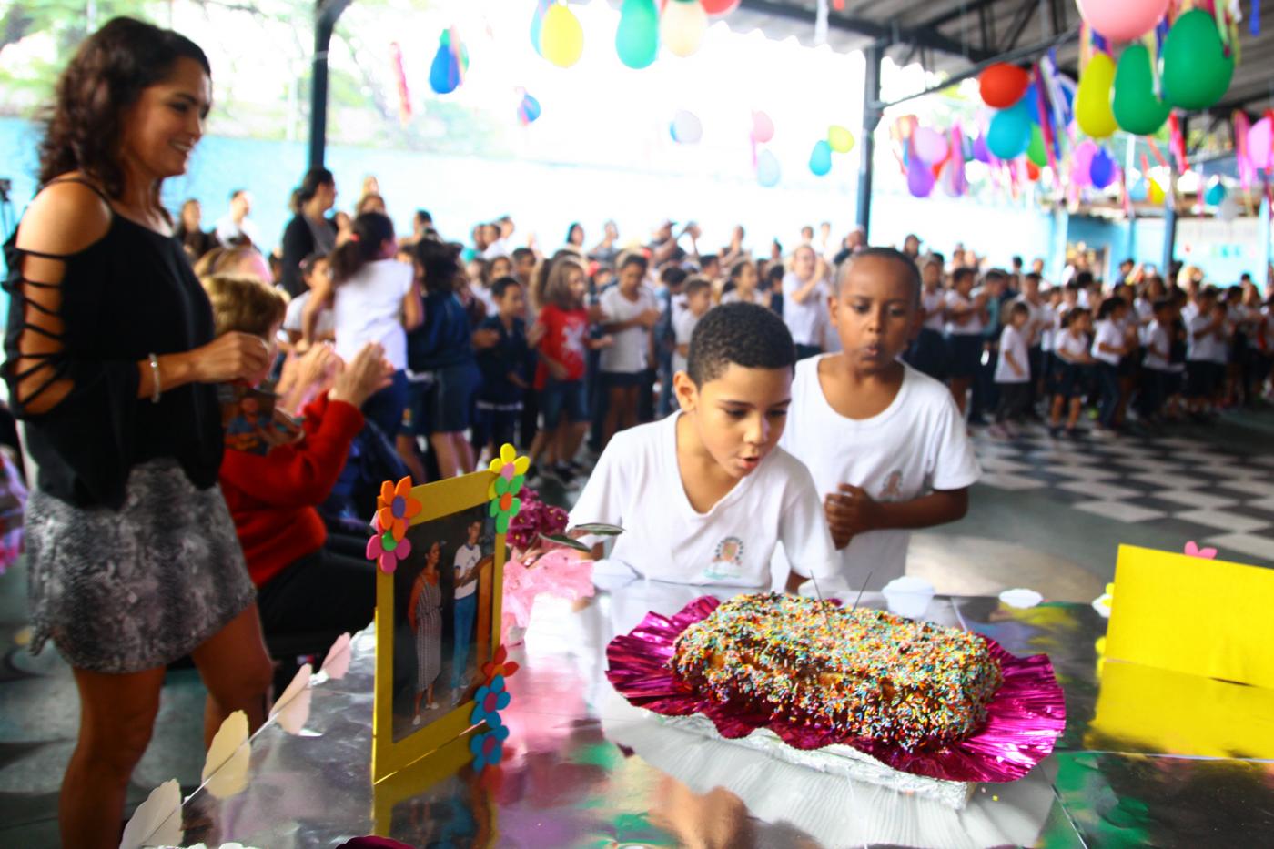 menino assopra velinha de bolo de aniversário #pracegover 