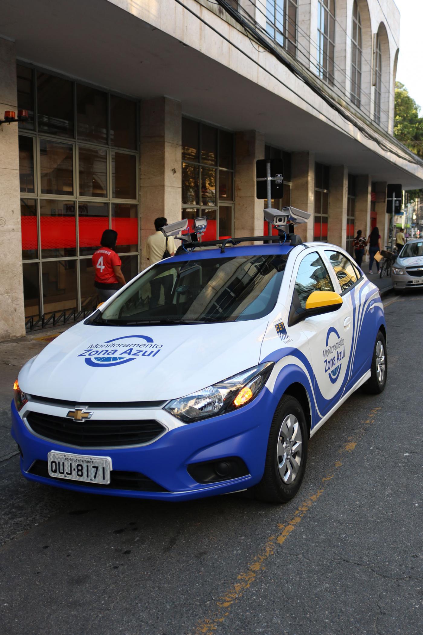 Veículo de monitoramento da Zona Azul Digital parado em rua. #Pracegover