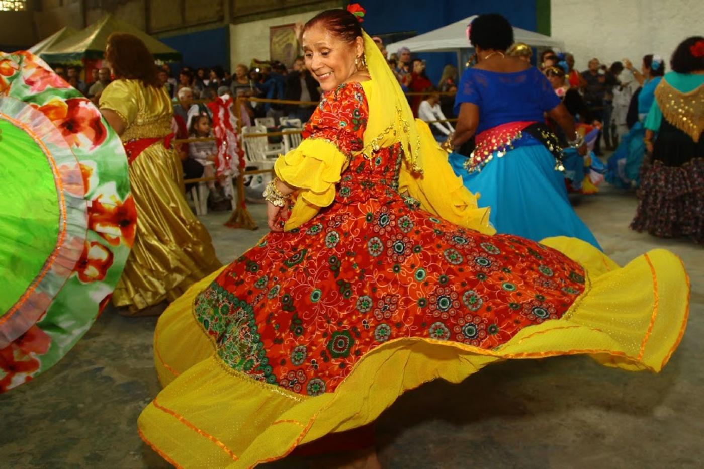 cigana dança em apresentação #paratodosverem