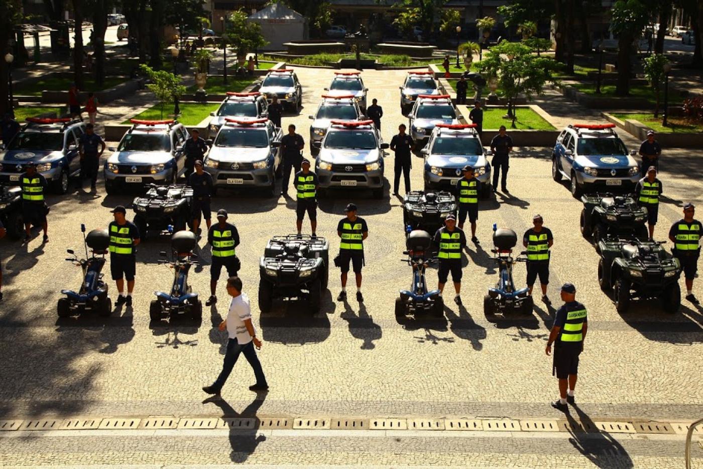policiais e viaturas da guarda em praça #paratodosverem 