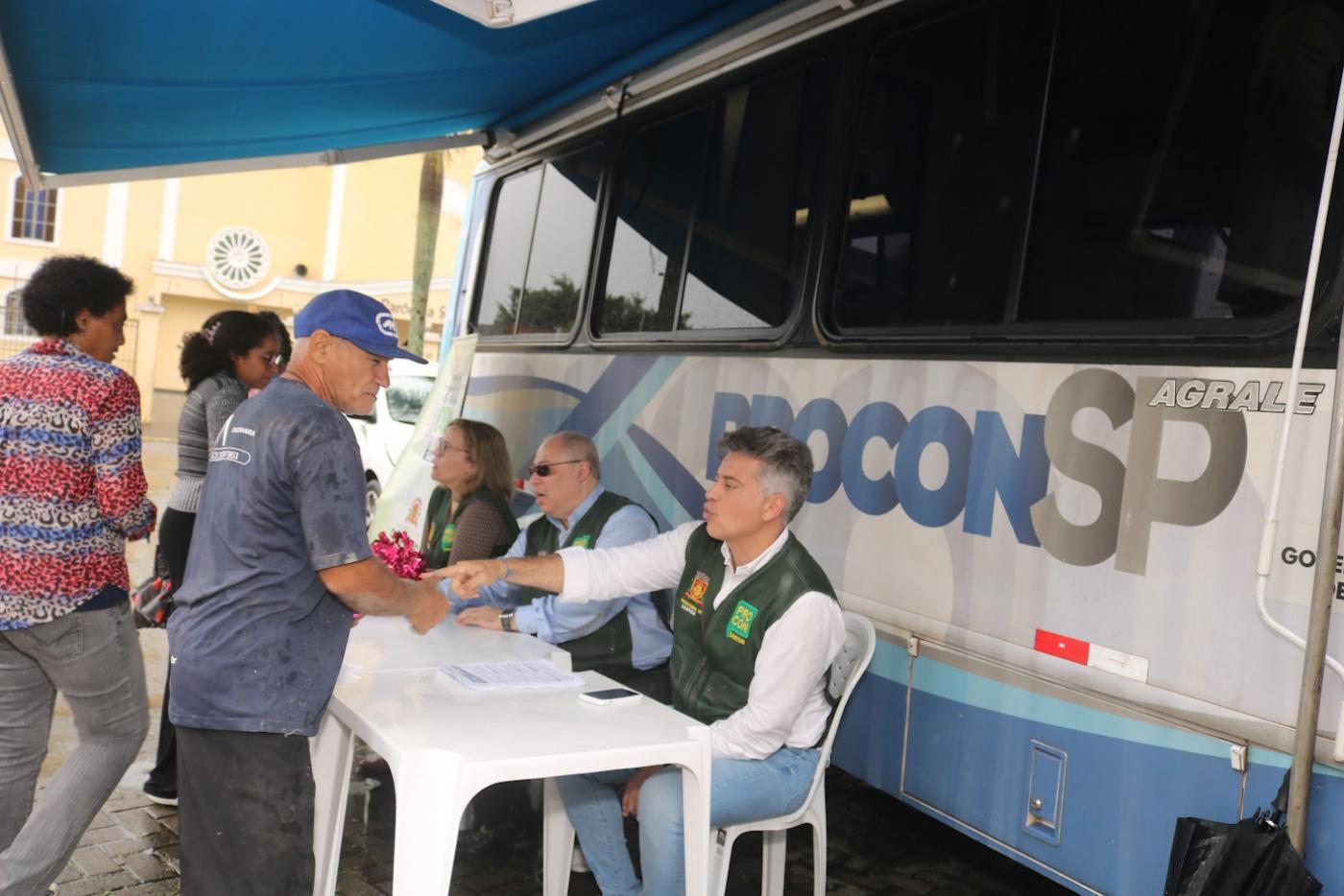 Idoso recebe orientação do Procon. #Paratodosverem