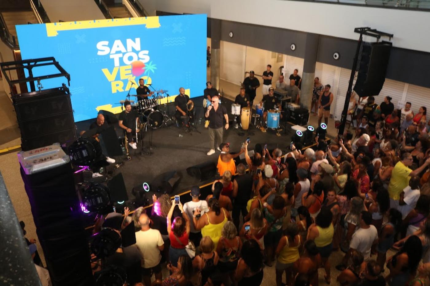 banda se apresentando em um palco #paratodosverem