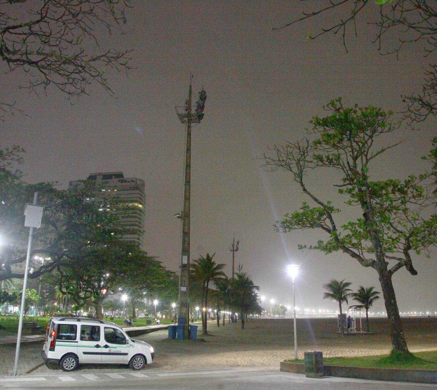 Torre na orla sem iluminação. #Pracegover