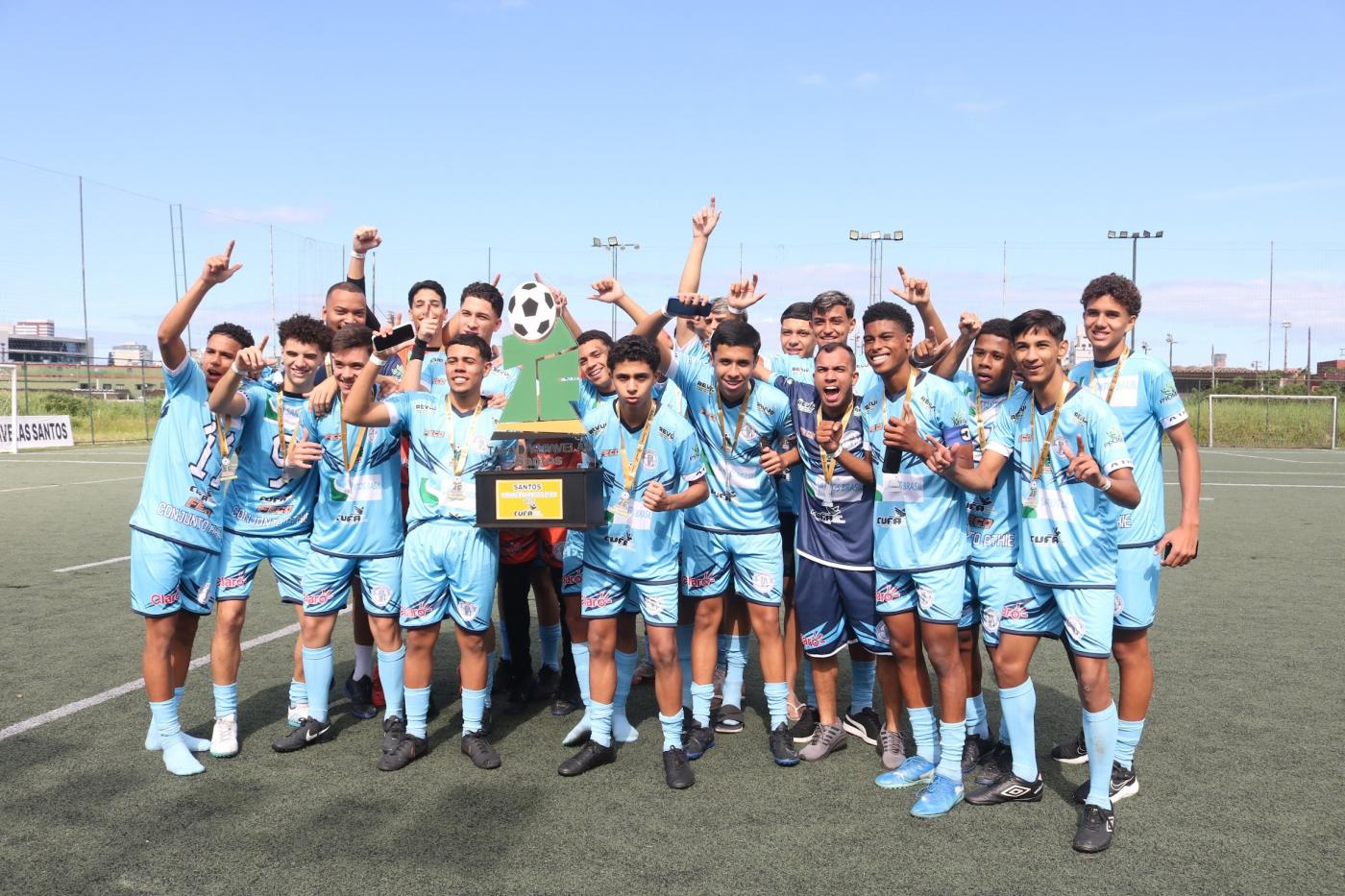 equipe vendedora em campo com troféu. #paratodosverem 