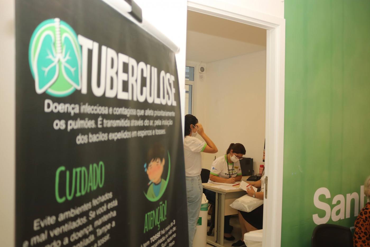 porta de sala com placa onde se lê tuberculose. #paratodosverem