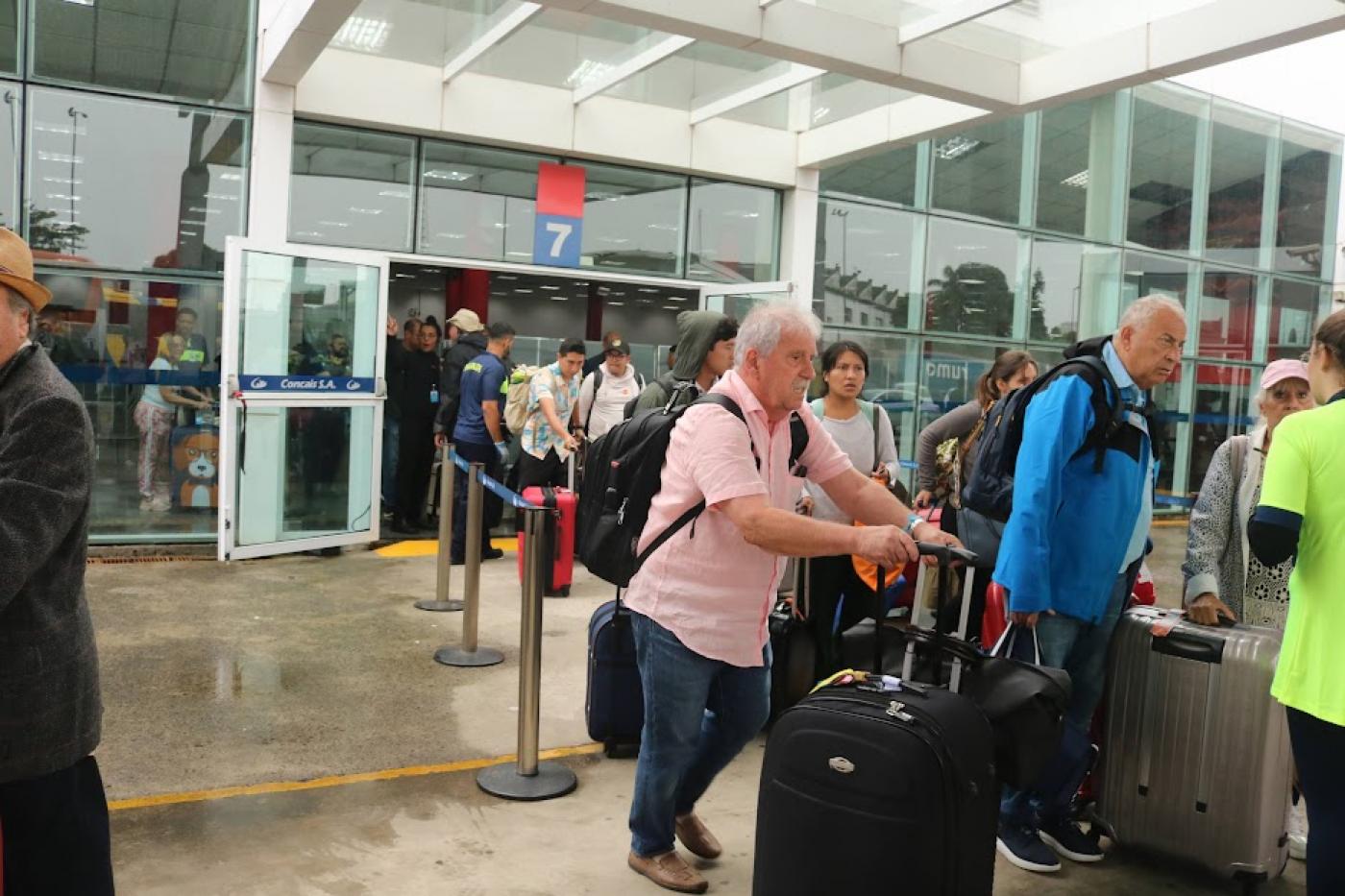 pessoas embarcando no terminal #paratodosverem