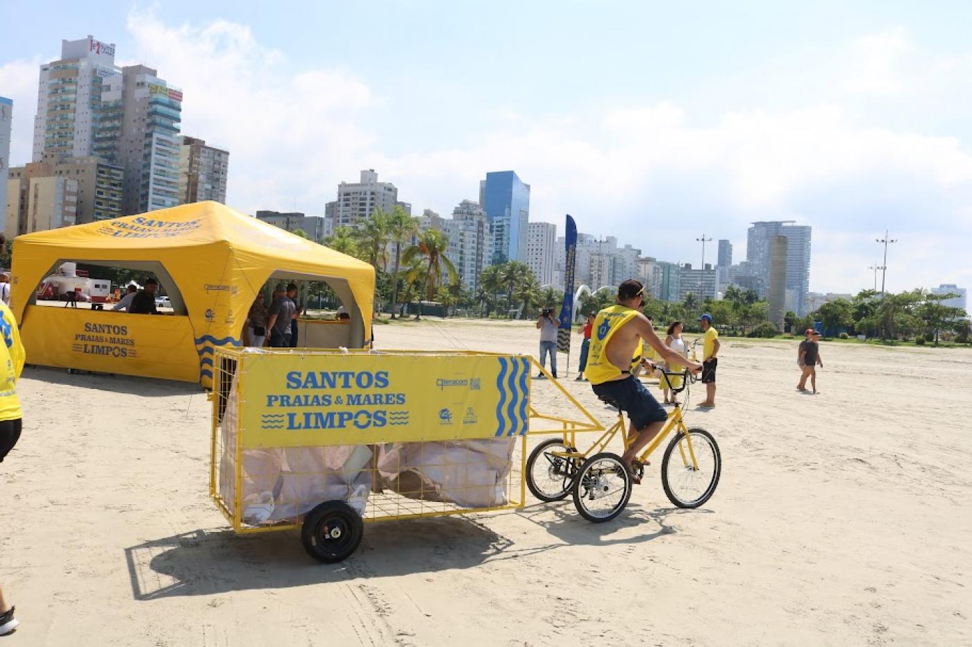 agente anda de bicicleta com resíduos coletados #paratodosverem 
