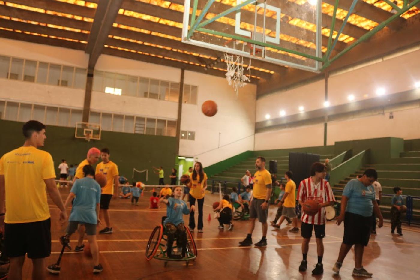 basquete inclusivo, com pessoas em cadeiras de rodas, em quadra. #paratodosverem