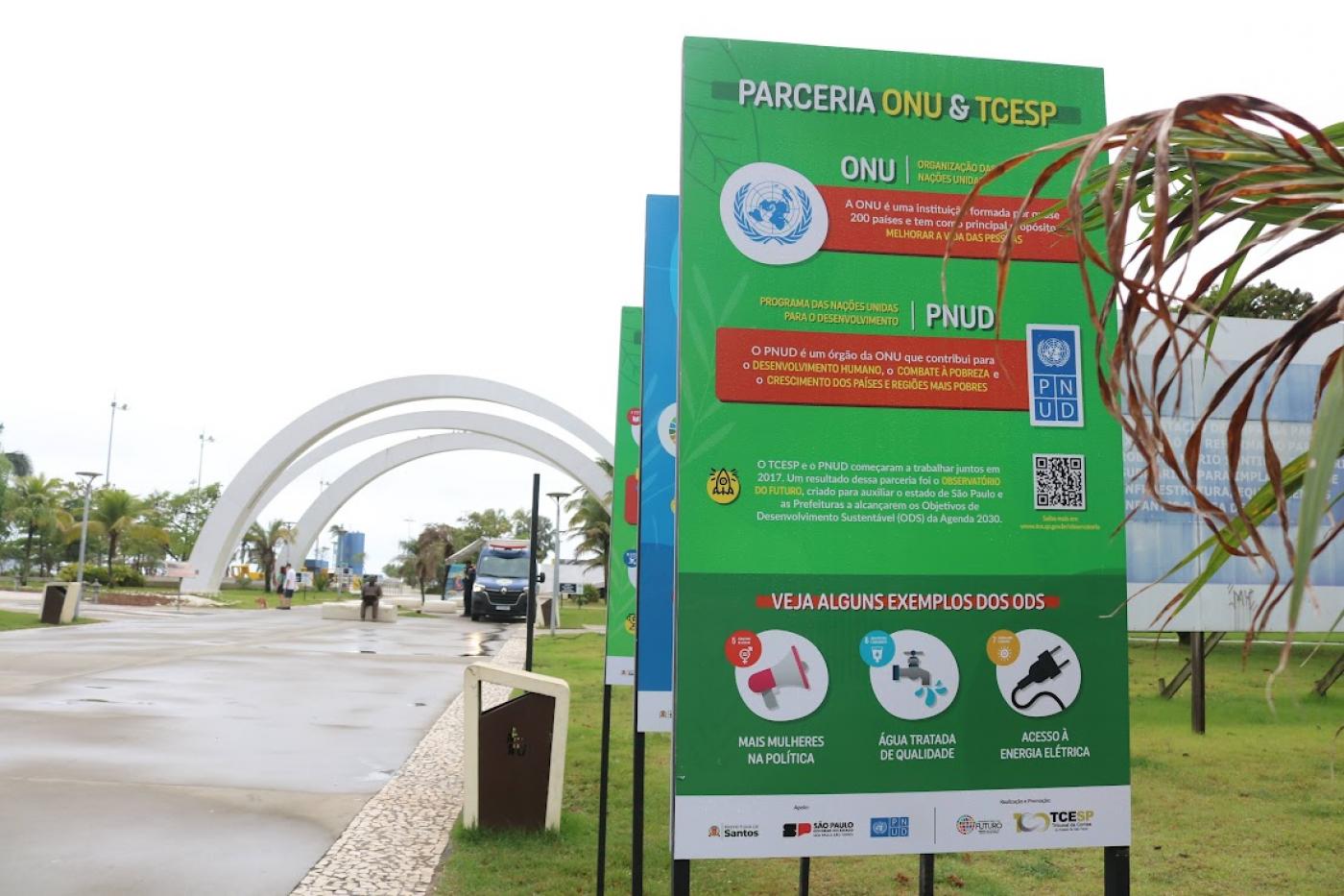 totens na frente da entrada do emissário #paratodosverem 
