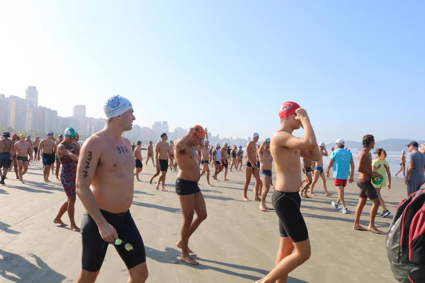 atletas entrando no mar para nadar #paratodosverem