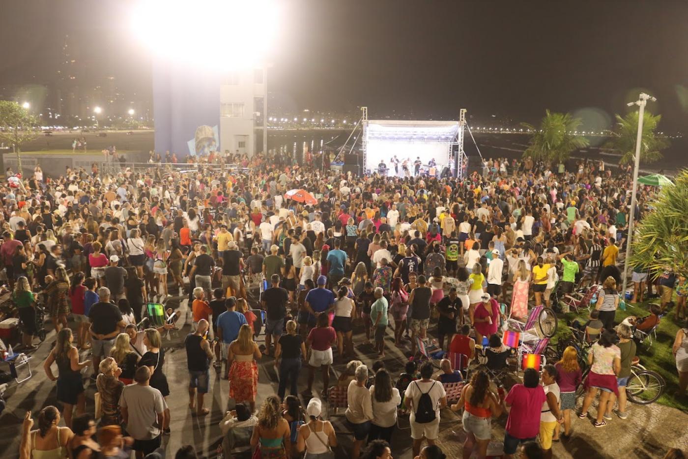 público lotando o novo quebra mar no festival #paratodosverem 