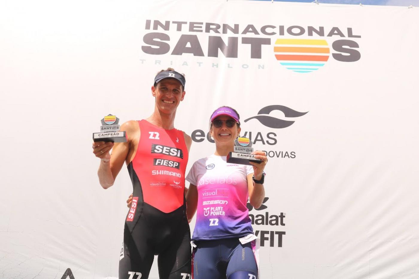 REINALDO E PATRICIA ABRAÇADOS NO PÓDIO SEGURAM SEUS TROFÉUS. #PARATODOSVEREM