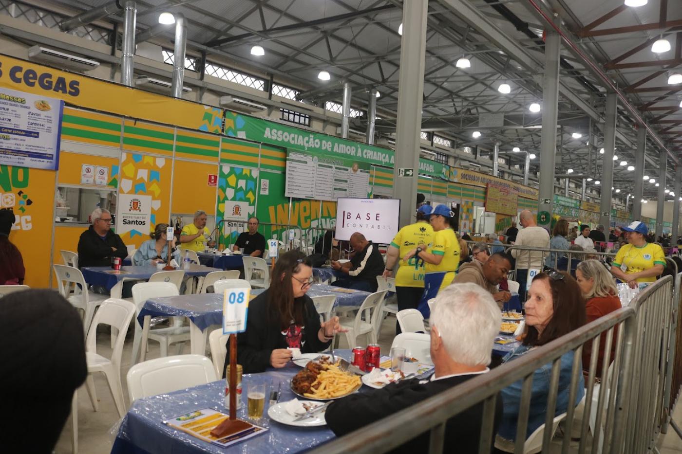 pessoas comendo na festa inverno #paratodosverem