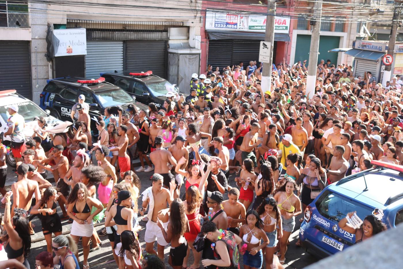 pessoas pulam carnaval na rua. #paratodosverem 