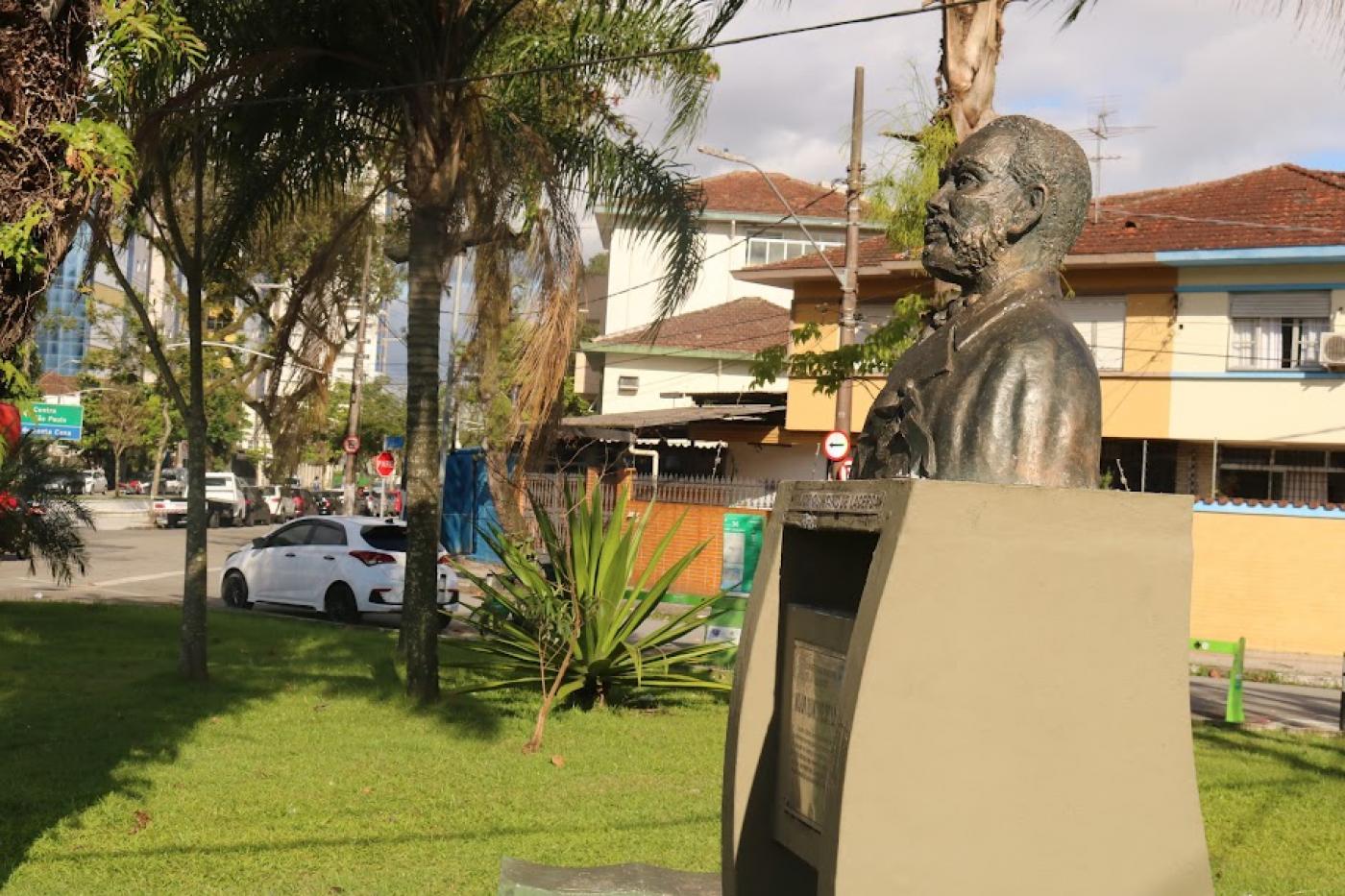 o busto de quintino de lacerda em praça. #paratodosverem 