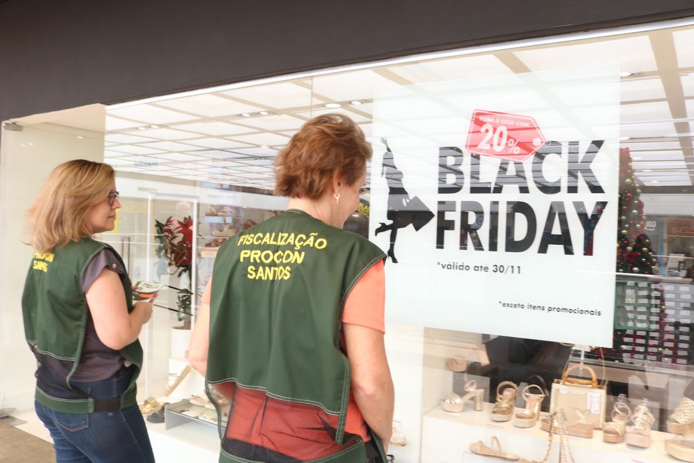 Fiscais do Procon atuando na Black Friday. #Paratodosverem