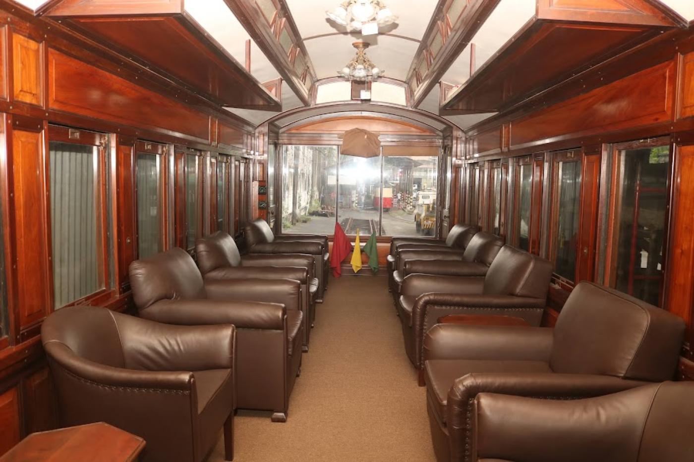 interior de carro de trem no museu ferroviário de santos. #paratodosverem