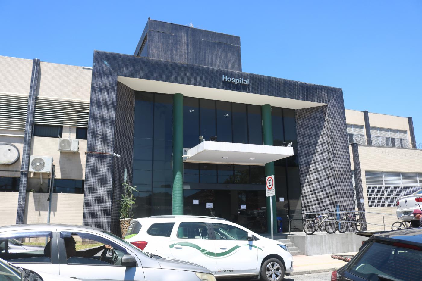 Fachada do Complexo Hospitalar Dr. David Capistrano Filho #paratodosverem