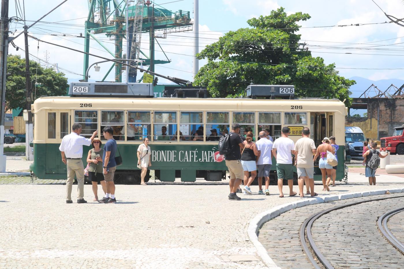 bonde japão parado em linha e turistas em torno. #paratodosverem