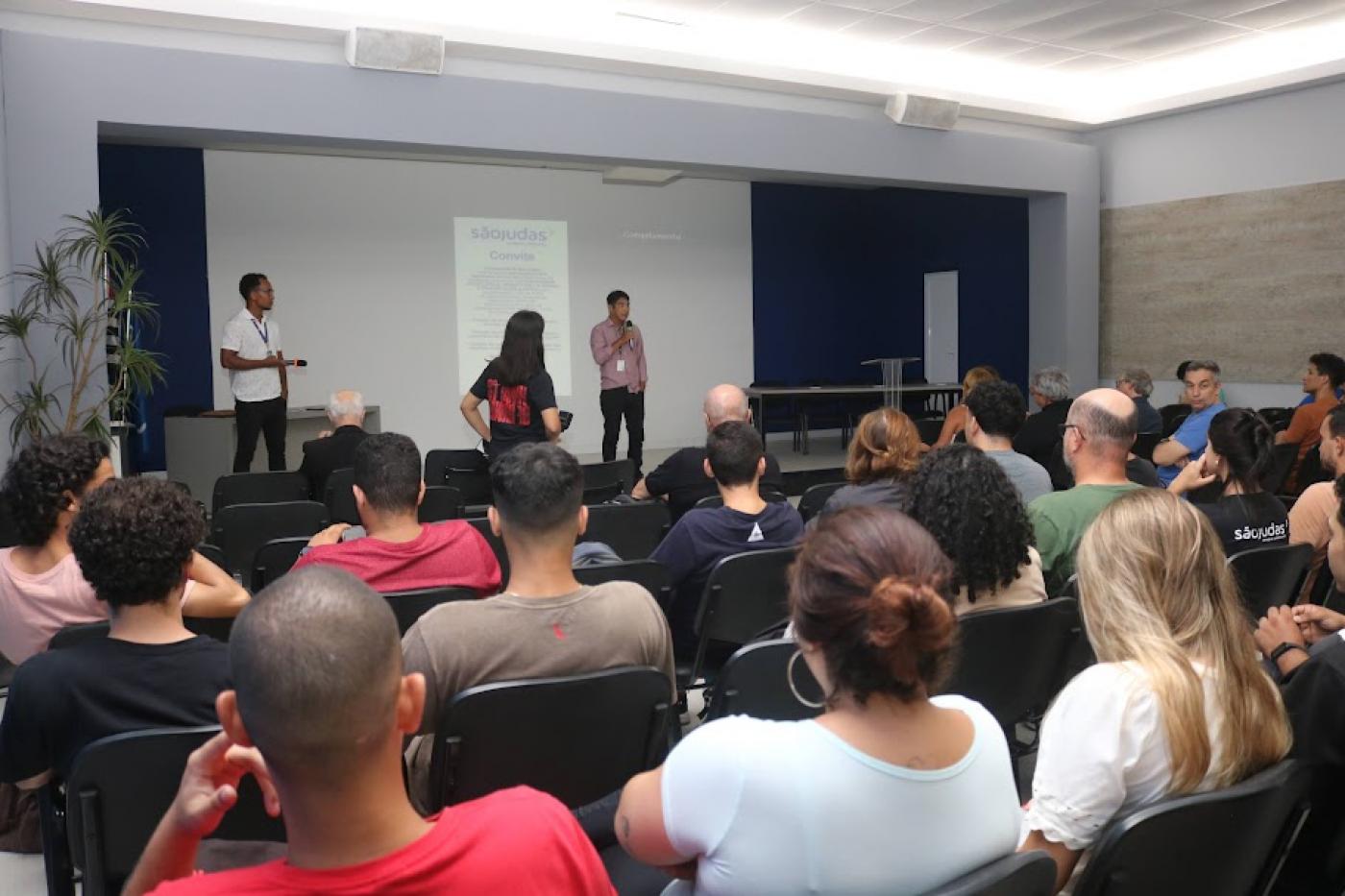 pessoas em auditorio #paratodosverem 