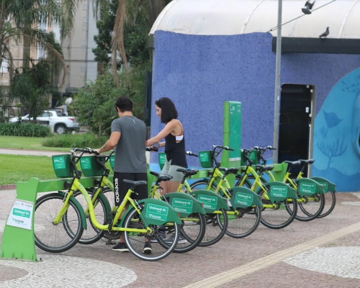 Usuários utilizando o Bike Santos. #Paratodosverem