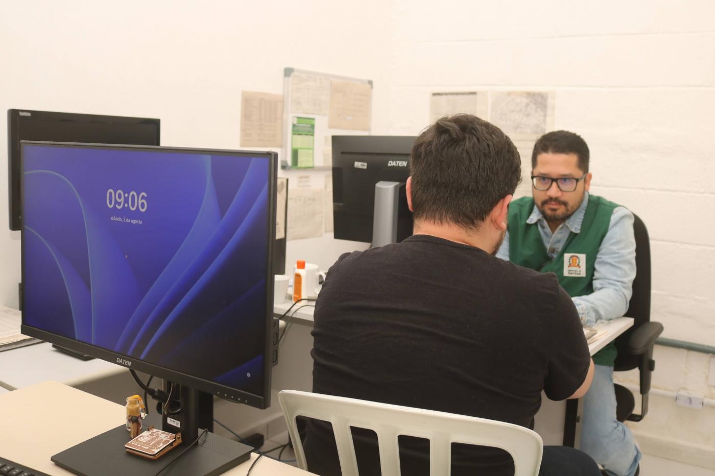 agente social entrevista uma pessoa. #paratodosverem